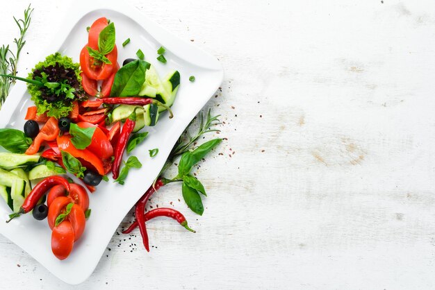 Zestaw przystawki na tle drewnianego stołu